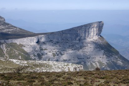 Un escarpe que caracteriza Sierra Salvada. G.LEANIZBARRUTIA