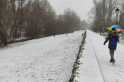 Paseantes junto al Arlanzón. L. G. L.