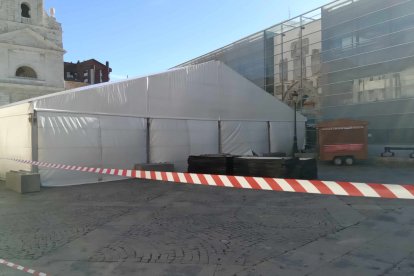 Montaje de la pista de hielo en la plaza de San Juan.