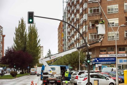 Un momento del trabajo de colocación de luces navideñas en la avenida Derechos Humanos. TOMÁS ALONSO