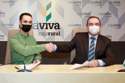 El presidente de AJE, Álvaro Peso, con el director general de Cajaviva Caja Rural, Ramón Sobremonte. TOMÁS ALONSO
