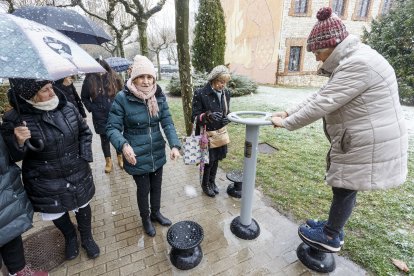 Usuarias de las Aulas María Zambrano utilizan uno de los seis elementos instalados. SANTI OTERO