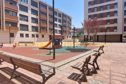 Vista de la plaza que linda con las calles Molinillo, Mateo Cerezo y Diego de Siloe.