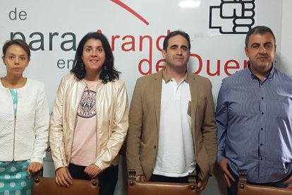 Mar Alcalde y Sergio Ortega, en el centro, abandonaron el PSOE en 2020. L. V.