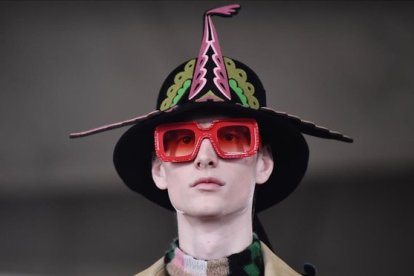 Modelo de Loewe en la Semana de la Moda de París.