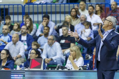 Olmos da instrucciones desde la banda en el partido ante Melilla. SANTI OTERO