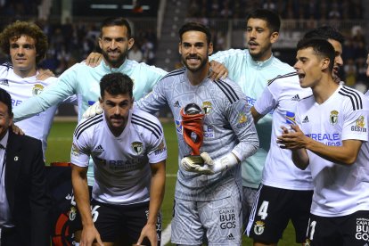 Caro posa con sus compañeros y el trofeo del mejor jugador de septiembre. TOMÁS ALONSO.
