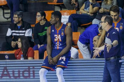 Ocampo gesticula mientras Kande espera el cambio en el partido ante Navarra en El PlantÍo. SANTI OTERO