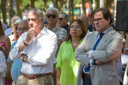 Al acto acudieron militantes y simpatizantes del PP junto a burgaleses anónimos que quisieron recordar a Miguel Ángel Blanco. FOTOS: TOMÁS ALONSO