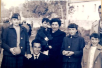 María Ángeles Sáiz, defensora de las tradiciones burgalesas a través del grupo de danzas al que da nombre junto a su familia. Es la segunda por la derecha, junto a su madre.