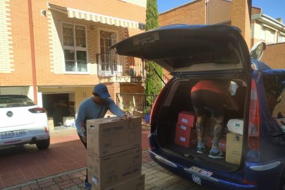Recogida de material humanitario en Madrid para trasladarlo a Ucrania desde Burgos. ECB