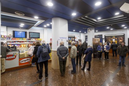 Varias personas esperan para entrar a sala este fin de semana. S.O.