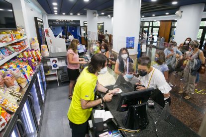Vuelta al cine tras la pandemia con mascarilla. TOMÁS ALONSO