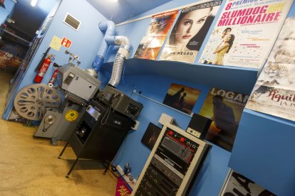 Interior de la sala de proyectores del cines. SANTI OTERO