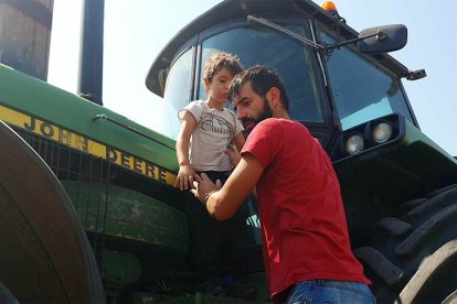 Álvaro Vega, director y actor del cortometraje, junto al pequeño Álex. ECB