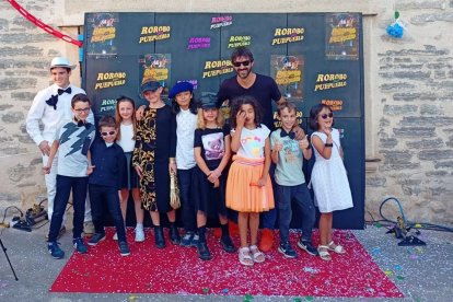 Álvaro Vega y los pequeños grandes protagonistas del cortometraje. L. M.