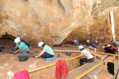 Galería. Tiene registro de 180.000 a 500.000 años. Es una trampa natural donde los homínidos acuden a trocear animales atrapados. Se encontró una mandíbula  y fragmento de cráneo de Homo heidelbergensis.