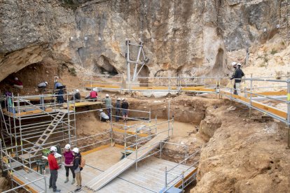 Cueva Fantasma. Será  la Catedral Neandertal de Atapuerca. Los trabajos arrancaron hace seis años con el hallazgo del un parietal. Se realizan estudios geocronológicos y de potencial, pero por su tamaño (90 por 25 metros. SUSANA SANTAMARÍA (FA)