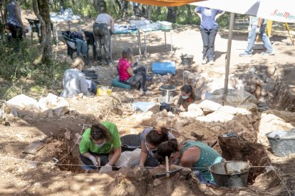 Trabajos en la parte exterior de Estatuas. SUSANA SANTAMARIA FUNDACIÓN ATAPUERCA