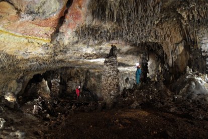 Estatuas interior.  En este rincón, un cofre conservado durante miles de años en la roca, hasta el sedimento se guarda en bolsas para el rescate de ADN. Sin huesos se sabe que pasaron por el cinco neandertales en épocas distintas. También hay huesos, la falange de un dedo del pie. F.A.