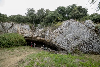 Mirador. Registra ocupaciones mas modernas y se abren dos entradas laterales para llegar al complejo de cuevas colmatadas del interior de la sierra. Están en niveles de 10.000 años con poblaciones de agricultores y ganaderos. SUSANA SANTAMARÍA (FA)