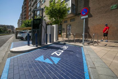 En todos estos puntos se ha eliminado plazas de aparcamiento y se han reservado exclusivamente para los vehículos en proceso de recarga. FOTOS: © ECB / TOMÁS ALONSO