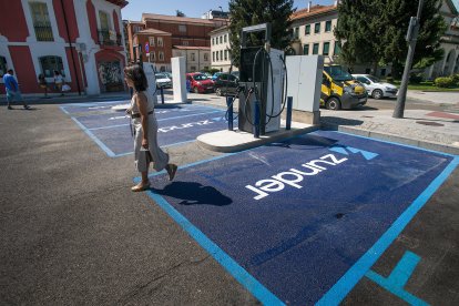 La instalación de la plaza de Santa Teresa cuenta con dos cargadores con capacidad para suministrar simultáneamente a cuatro vehículos eléctricos. FOTOS: © ECB / TOMÁS ALONSO