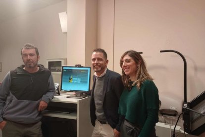 El concejal Josué Temiño, con los responsables de Athisa Medio Ambiente, en la presentación del proyecto. ECB