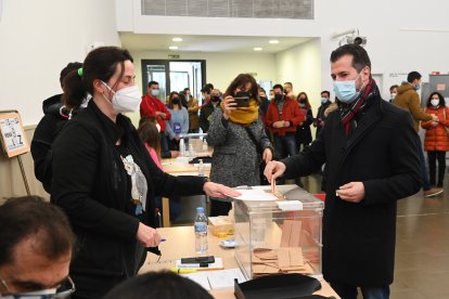 El candidato a la presidencia de la Junta de Castilla y León del PSOE, Luis Tudanca, vota en Burgos. ICAL