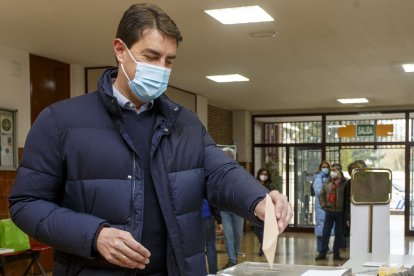 Ángel Ibáñez vota en el centro de Formación Profesional Padre Aramburu de la capital burgalesa. SANTI OTERO