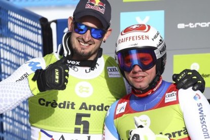 Dominik Paris (izquierda) abraza a Beat Feuz tras el descenso de El Tarter.
