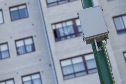 Burgos cuenta con 15 medidores de la calidad del aire como el de la foto para detectar picos de contaminación perjudicial para la salud. SANTI OTERO