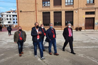 El número tres del PSOE, Luis Briones, acude al colegio electoral. ECB