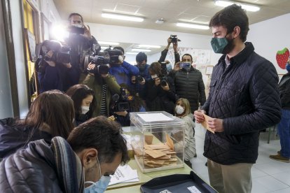 El candidato de Vox, Juan Gacía-Gallardo, vota en su colegio electoral. SANTI OTERO
