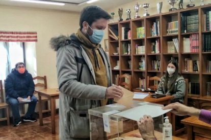 José Ramón González, cabeza de lista de Vía Burgalesa vota en su colegio electoral. @EspanaVaciada