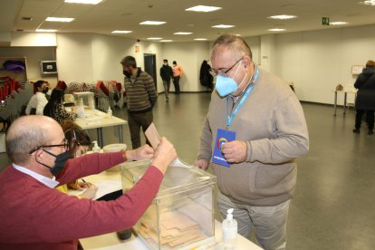 Alejandro Vázquez, número dos de la lista del PP por Burgos, vota en su colegio electoral. ECB
