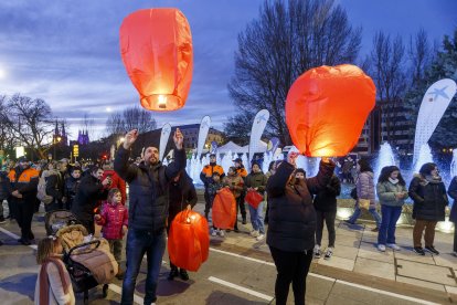 Lanzamiento de farolillos en el Paseo Sierra de Atapuerca. SANTI OTERO