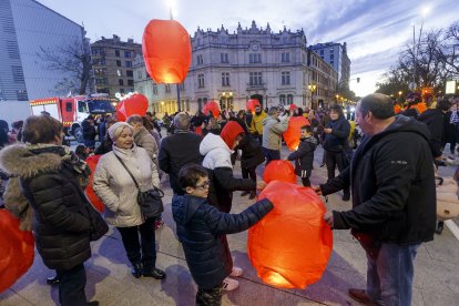 Lanzamiento de farolillos en el Paseo Sierra de Atapuerca. SANTI OTERO