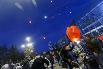Lanzamiento de farolillos en el Paseo Sierra de Atapuerca. SANTI OTERO