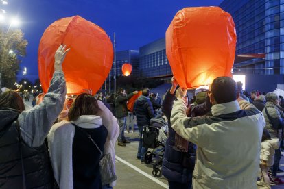 Lanzamiento de farolillos en el Paseo Sierra de Atapuerca. SANTI OTERO