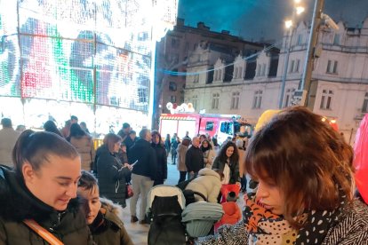 Lanzamiento de farolillos en el Paseo Sierra de Atapuerca. SANTI OTERO