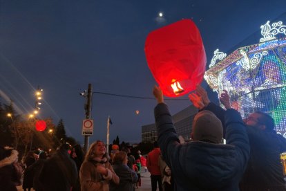 Lanzamiento de farolillos en el Paseo Sierra de Atapuerca. SANTI OTERO