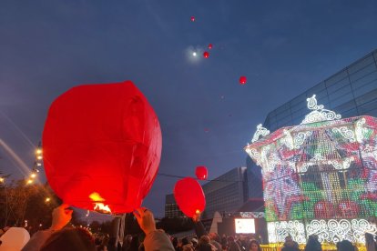 Lanzamiento de farolillos en el Paseo Sierra de Atapuerca. SANTI OTERO