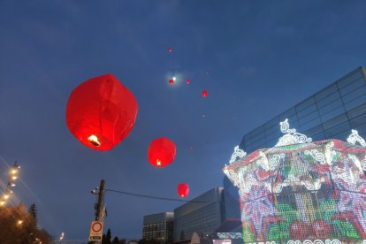 Lanzamiento de farolillos en el Paseo Sierra de Atapuerca. SANTI OTERO