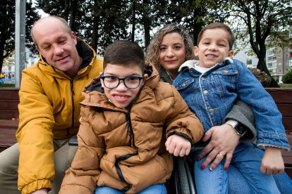 Martín con sus padres, Inma y Catalin, y su hermano Mateo. T. A.
