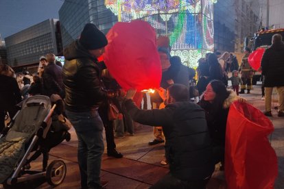 Lanzamiento de farolillos en el Paseo Sierra de Atapuerca. SANTI OTERO