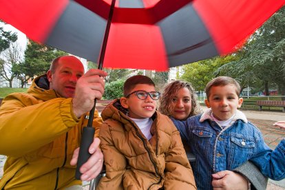 La lluvia hizo aparición en la sesión de fotos. TOMÁS ALONSO