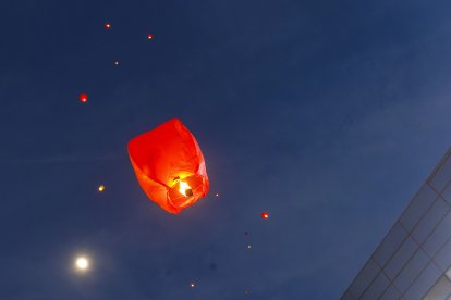 Lanzamiento de farolillos en el Paseo Sierra de Atapuerca. SANTI OTERO