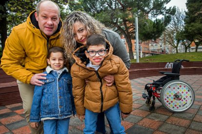 Martín posa para la foto de pie con la ayuda de su madre Inma. T. A.