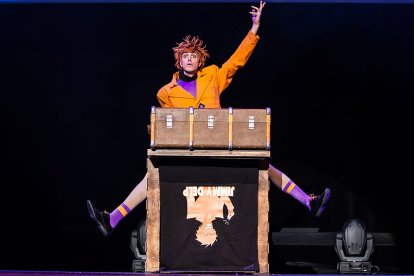 El francés Jimmy Delp realiza un espectáculo original de magia y humor visual con efectos imposibles y una puesta en escena magistral.